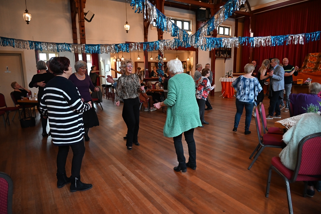 Voetjes van de vloer bij Het Dansparadijs, een dansmiddag voor Zoeterwoudse 60 plussers