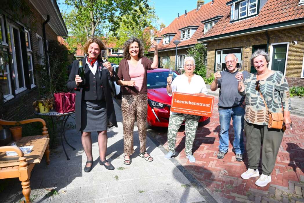 De meest Rood Witte straat van Leiden heeft nu zijn eigen straatnaambord