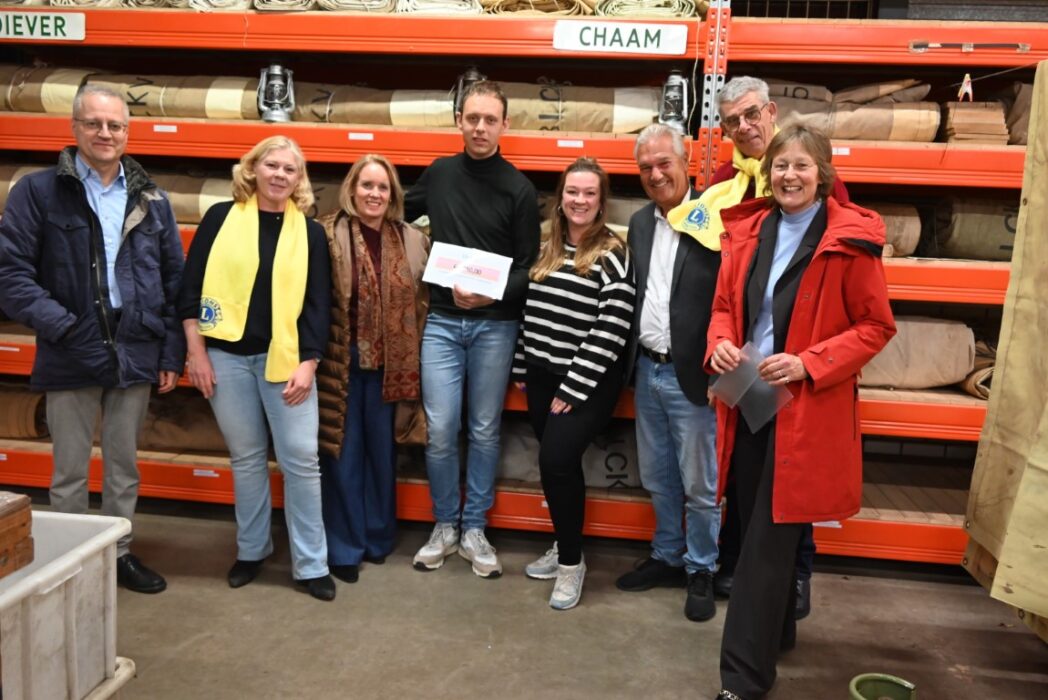 Lionsclub Leiden Lugdunum Dualis bood LCKV cheque aan voor het Kortingsfonds