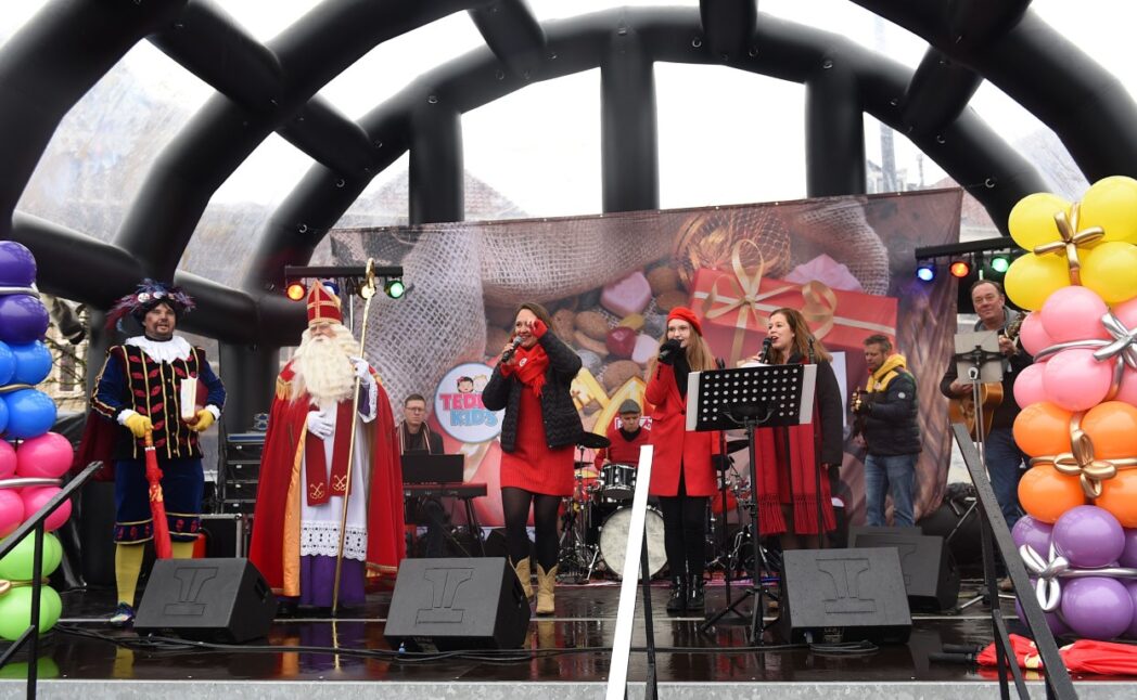 Natte aankomst van Sinterklaas in Leiden en toch drukker dan ooit