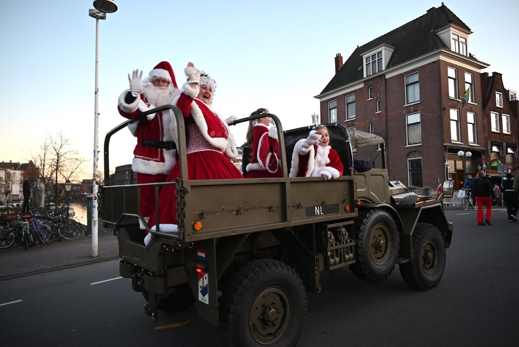 Korpsen met de Kerstman in optocht naar Familie Kersttaptoe bij de Pieterskerk