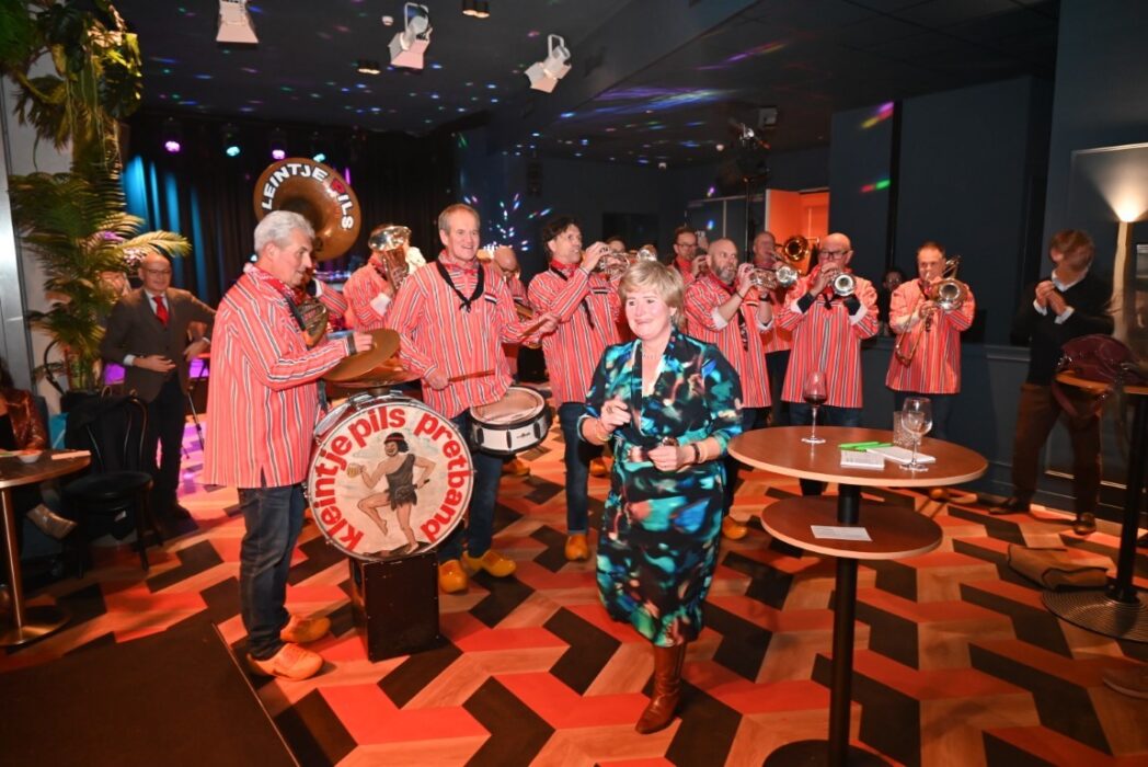 Kleintje Pils als verrassing bij afscheid wethouder Yvonne van Delft