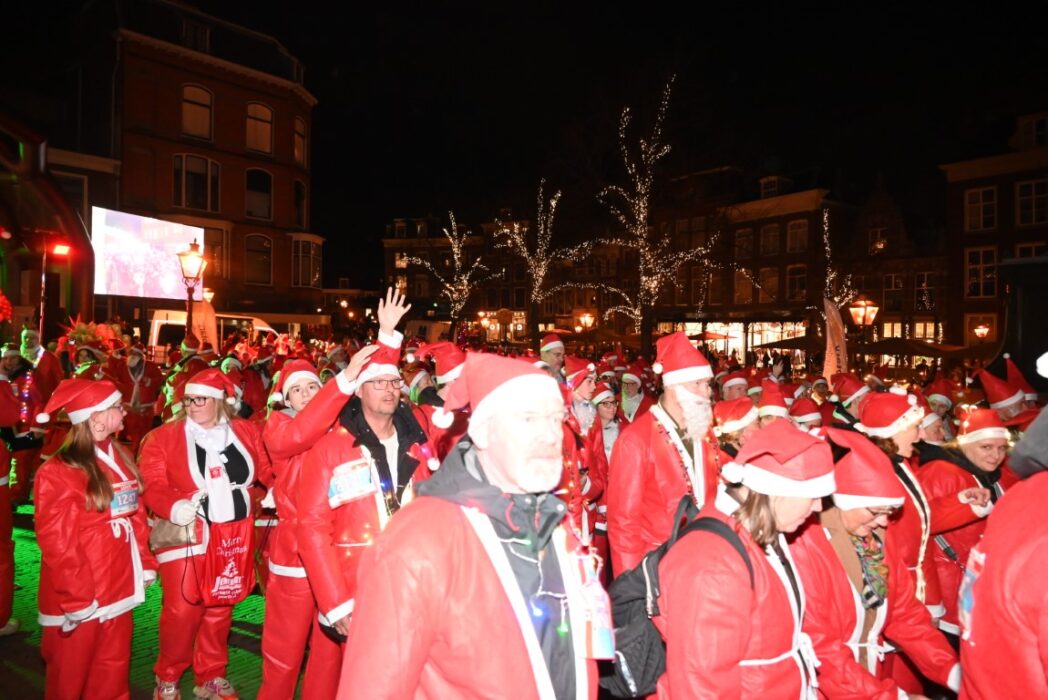 Rotary Santarun 1574 kerstmannen en vrouwen wandelden door Leiden